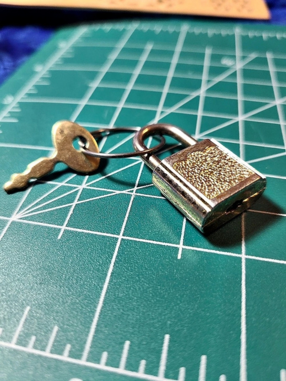Small Padlock With Key - Picture 6 of 9